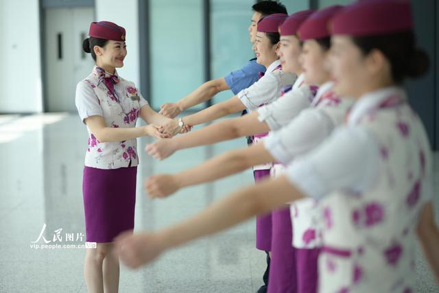 重庆复兴号乘务员开展服务礼仪培训 提升高铁服务品质